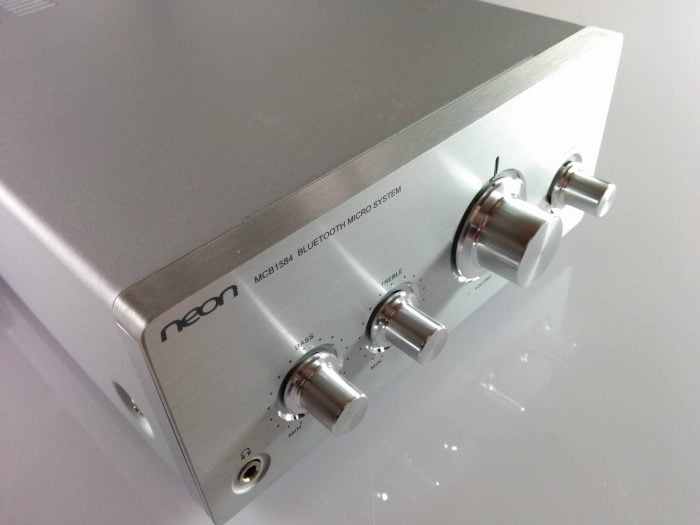 Parte anteriore dell'amplificatore stereo HiFi