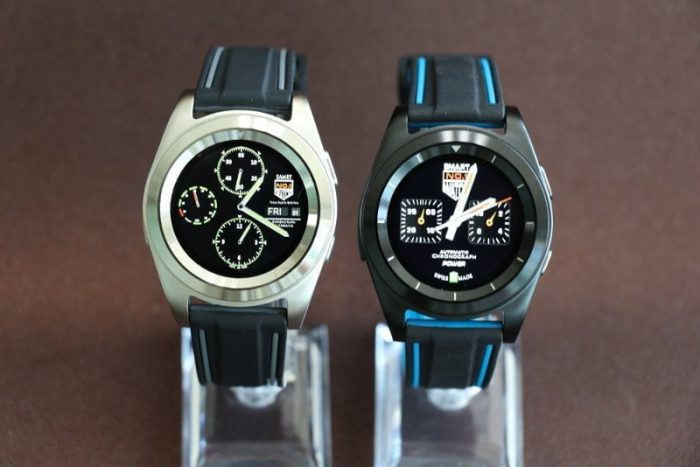 De NO.1 G6 in zilver en zwart in de horlogehouder.