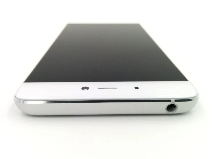 Horní část přístroje Xiaomi Mi5 se zvukovým výstupem