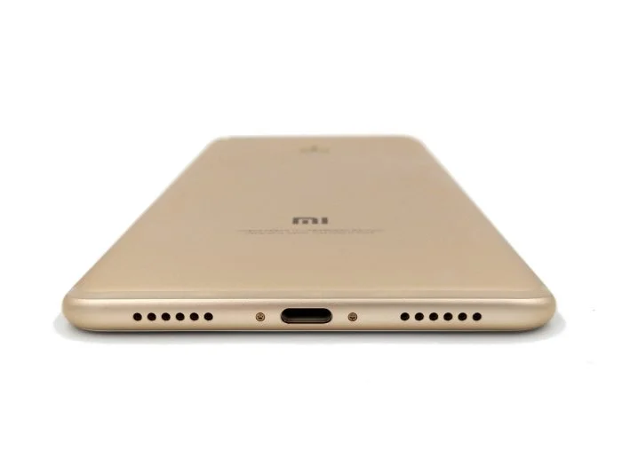 Bagpå med højttaler og USB-C