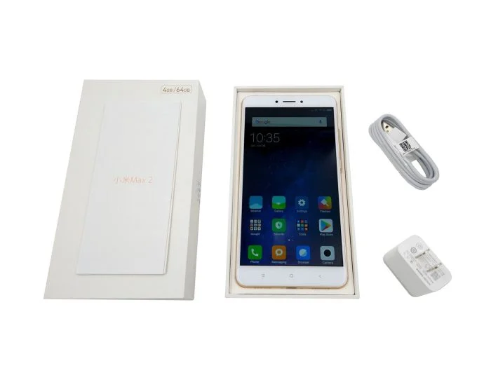 Leveres med smartphone, oplader og USB-C-kabel