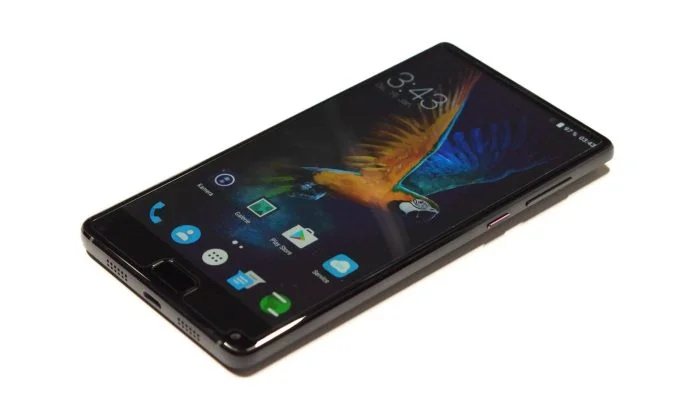 Set fra siden af S8-smarttelefonen