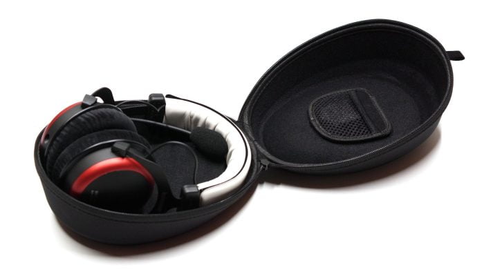 L'auricolare Beyerdynamic MMX 300 in una custodia per il trasporto