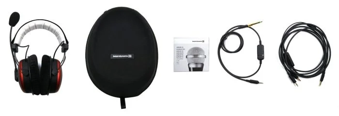 De levering van de beyerdynamic MMX 300 2nd-generatie met de headset, een draagtas, kabels en een gebruikershandleiding
