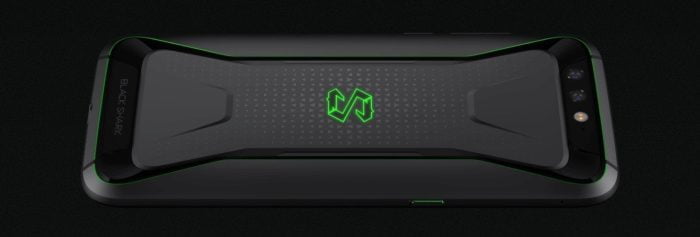 Parte posterior luminosa con el logo de Black Shark