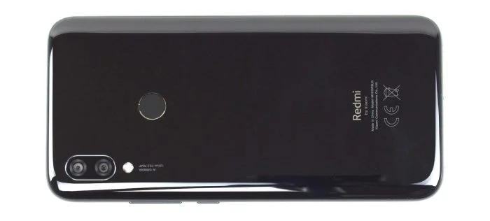 Xiaomi Redmi 7 atrás