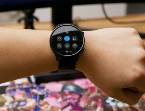 So sieht die Xiaomi Color Smartwatch am Handgelenk aus