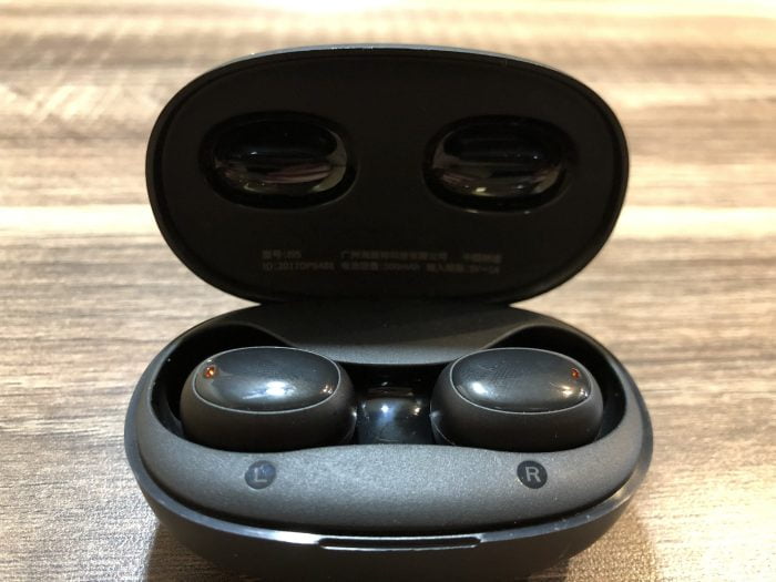 Havit I95 headphones open charging case