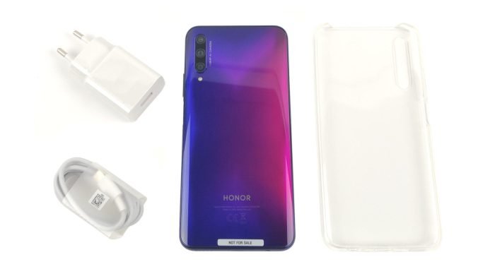 Fornitura Honor 9X Pro con lo smartphone, il cavo di ricarica, il caricabatterie e una custodia in silicone.