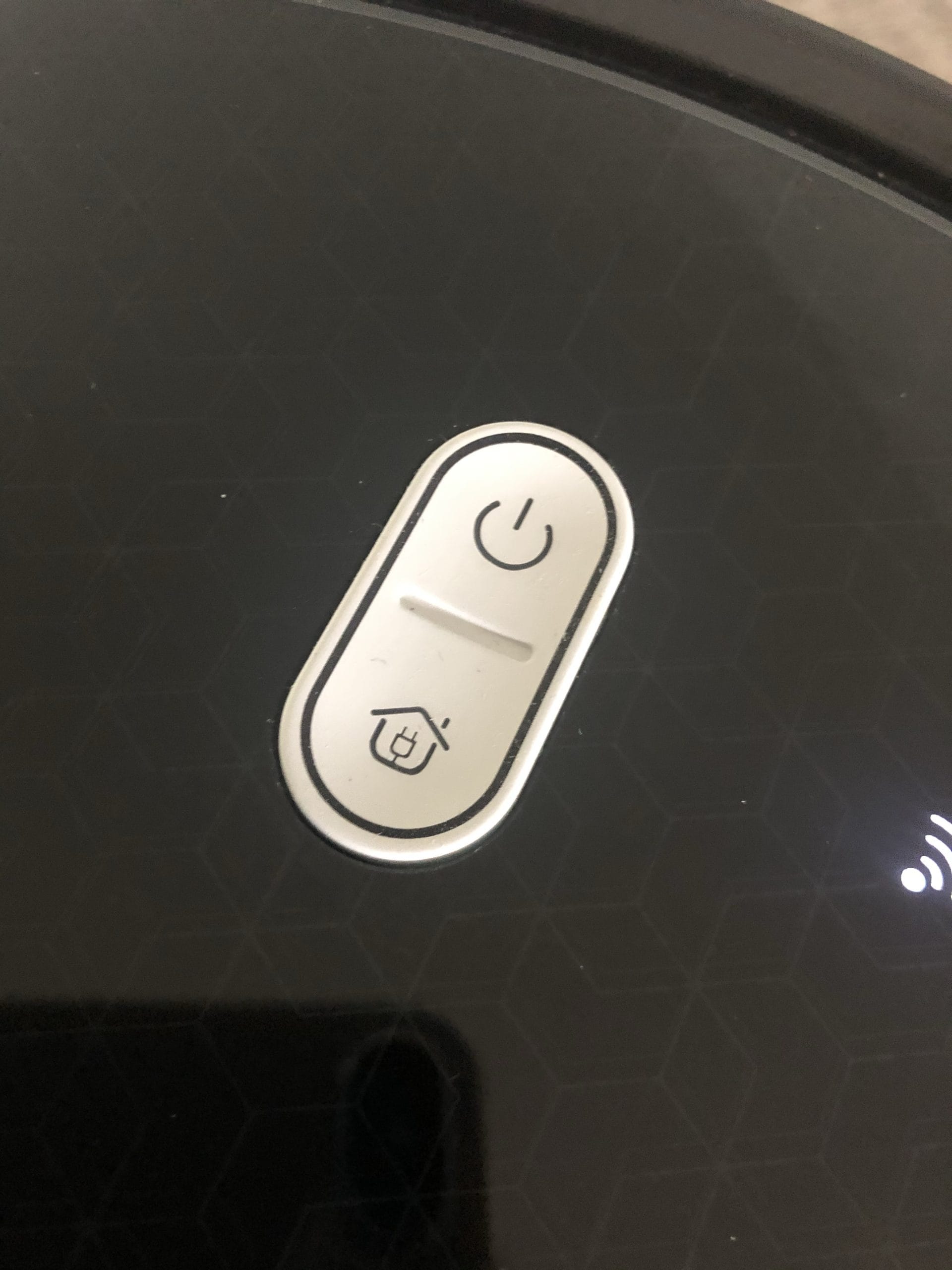 Tesvor M1 test vacuum robot with 4000 Pa suction power