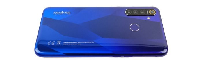 Realme 5 Pro στο πλάι.