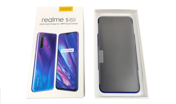 Realme 5 Pro Global levereras i denna förpackning.