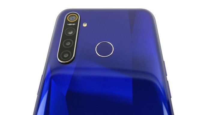 Realme 5 Pro vzadu s 48 MP quad kamerou.