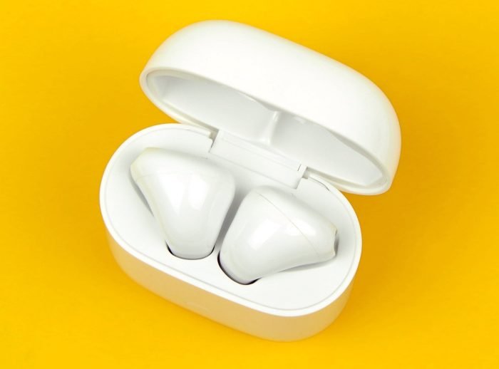 Realme Buds Air nel look Apple AirPods.