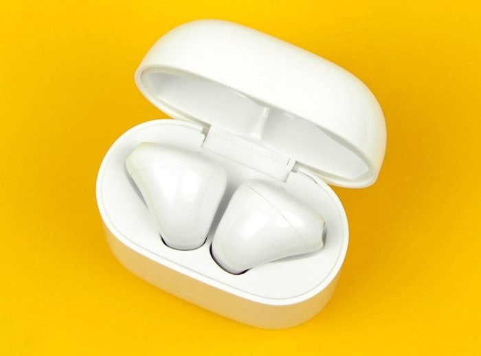 Realme Buds Air dans l'air d'Apple AirPods.