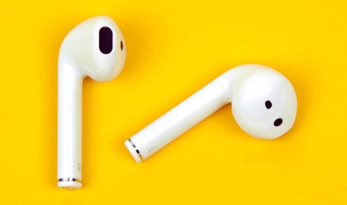 Die Realme Earbuds mit ovalem Lautsprecher und Näherungssensor.