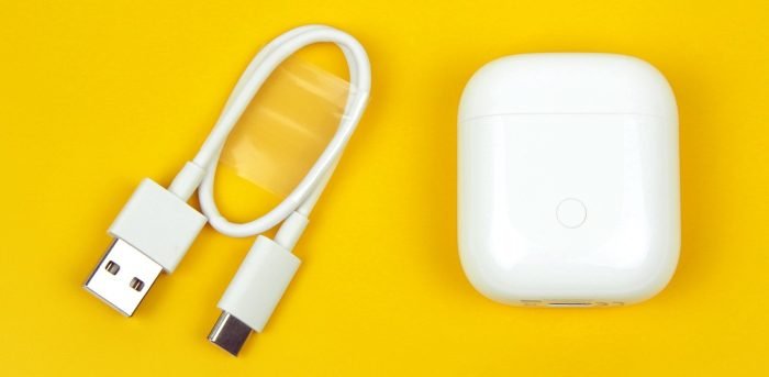 Livraison Realme Buds Air avec écouteurs et câble de charge.