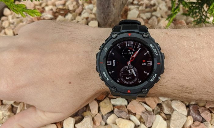 Amazfit T-Rex na zápěstí s výhledem na displej.