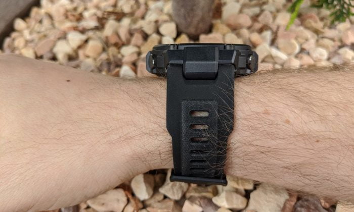 L'Amazfit T-Rex al polso con vista sul cinturino dell'orologio.