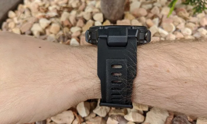 Saat kayışı manzaralı bilekte Amazfit T-Rex.