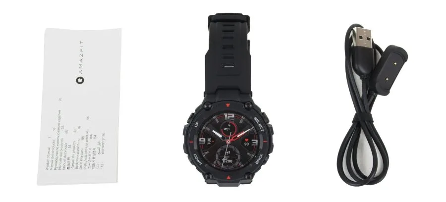 Der Lieferumfang mit der Amazfit T-Rex, dem Ladekabel und der Kurzanleitung.