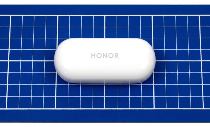 Charging case with Honor lettering from above.