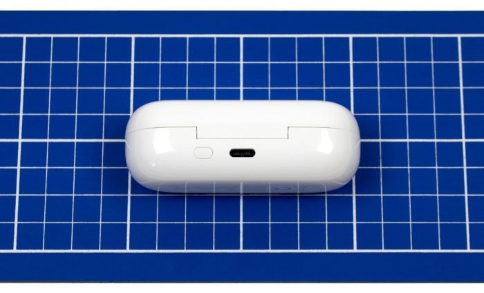 Θήκη φόρτισης με υποδοχή USB-C και κουμπί ζεύξης.