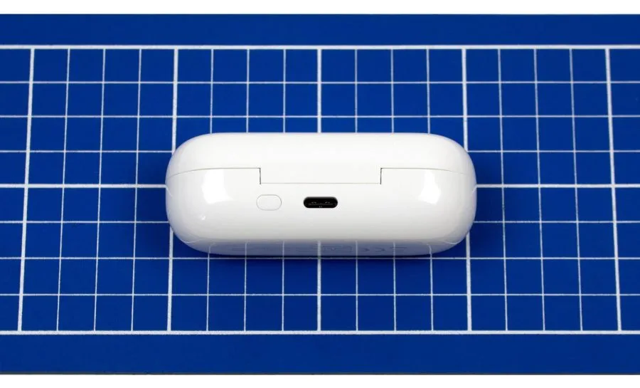 Ladecase mit USB-C Buchse und Pairing Taste.