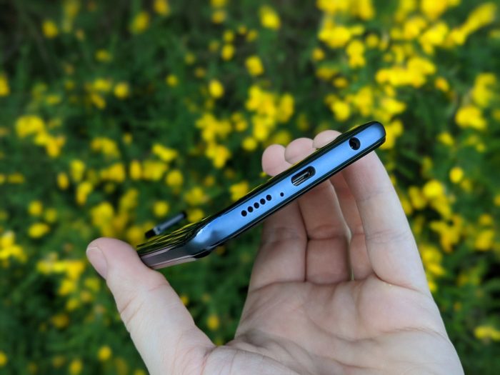 Spodní část Redmi Note 9 Pro s reproduktorem médií, zásuvkou USB-C a výstupem pro sluchátka.