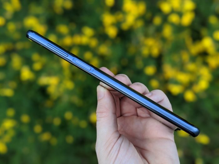 The smartphone is pleasantly thin at 8,8 mm.