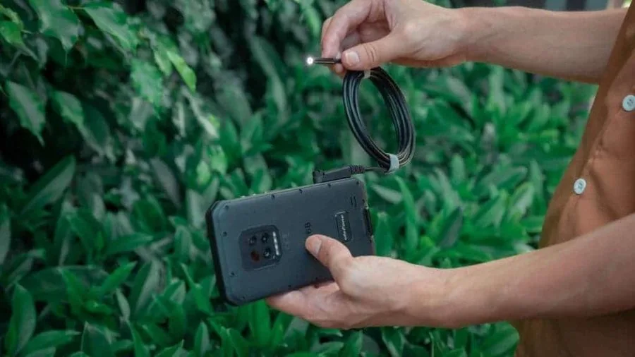 Ulefone Armor 9 com endoscópio acoplável.