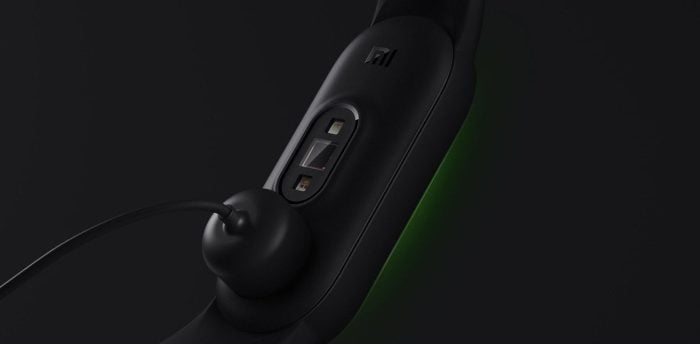 Xiaomi Mi Band 5 med magnetisk opladningsadapter.