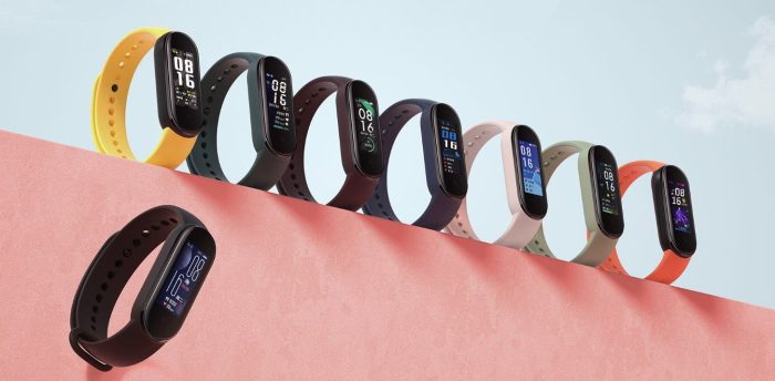 Xiaomi Mi Band 5 en différentes couleurs.