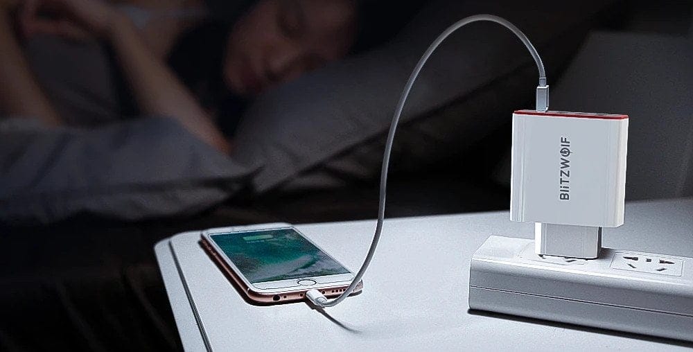 So sieht es aus, wenn das BlitzWolf BW-PL2 30W Ladegerät ein Smartphone lädt.