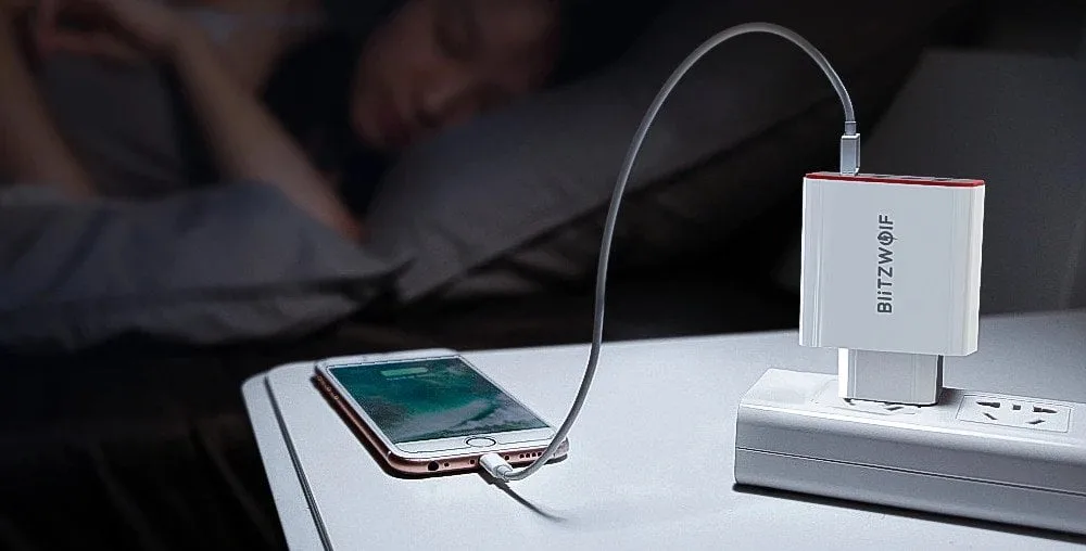 É assim que se parece quando o carregador BlitzWolf BW-PL2 30W carrega um smartphone.