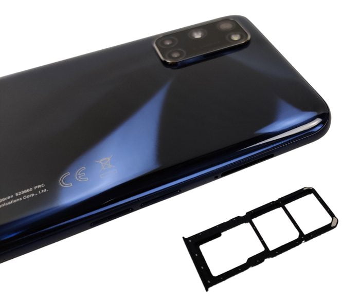 OPPO A72 prova lo slot per tripla SIM