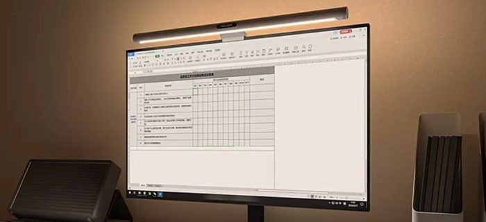 Yeelight Screenbar E-læselampe, mens du arbejder.