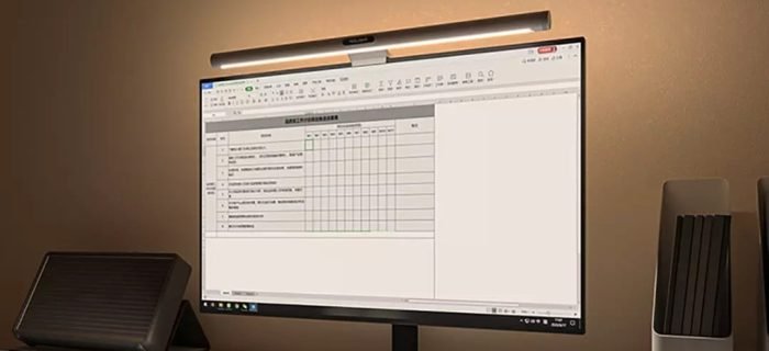 Lâmpada Yeelight Screenbar E-Reading durante o trabalho.