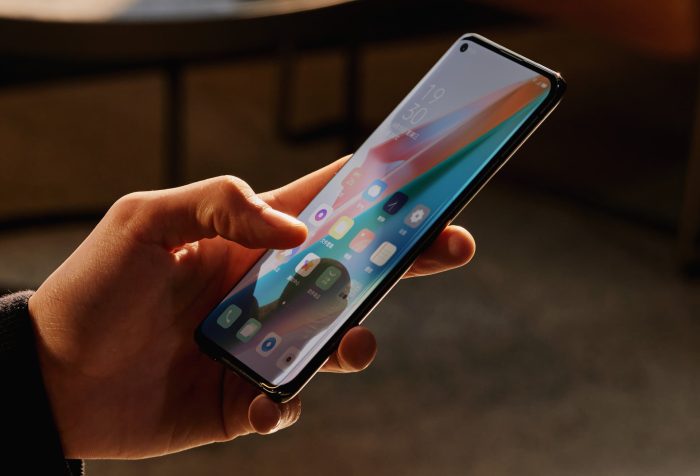 OPPO Find X3 Pro en la mano