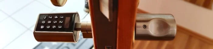 Serrure de porte WE.LOCK installée dans la porte de l'appartement