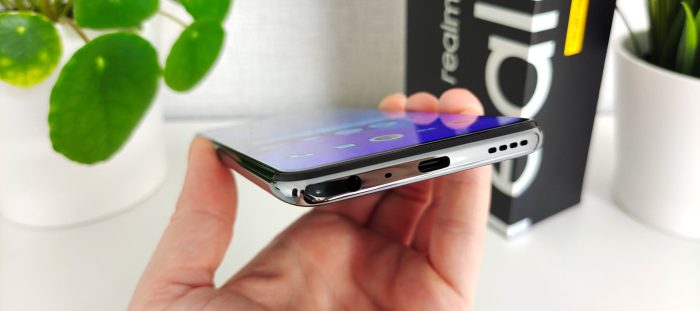 smartphone realme GT κάτω με υποδοχή USB-C.