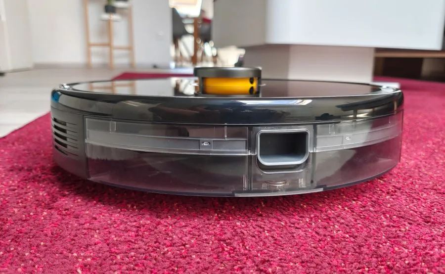 robot aspirapolvere realme sul tappeto