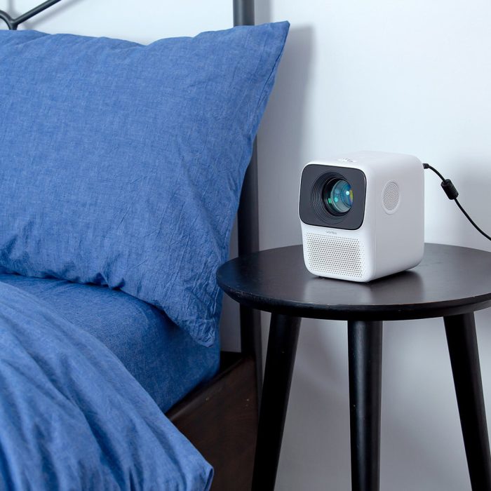 Wanbo T2MAX-projector naast het bed