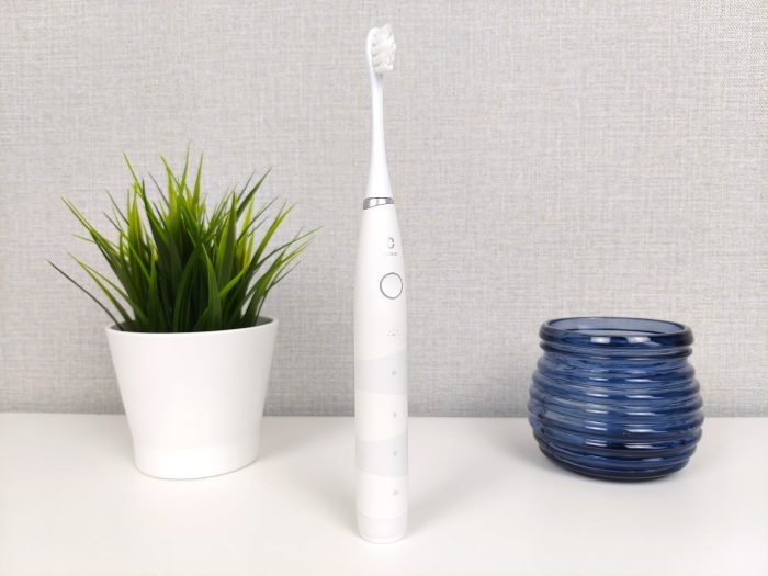 Oclean Flow sonic toothbrush with brush head