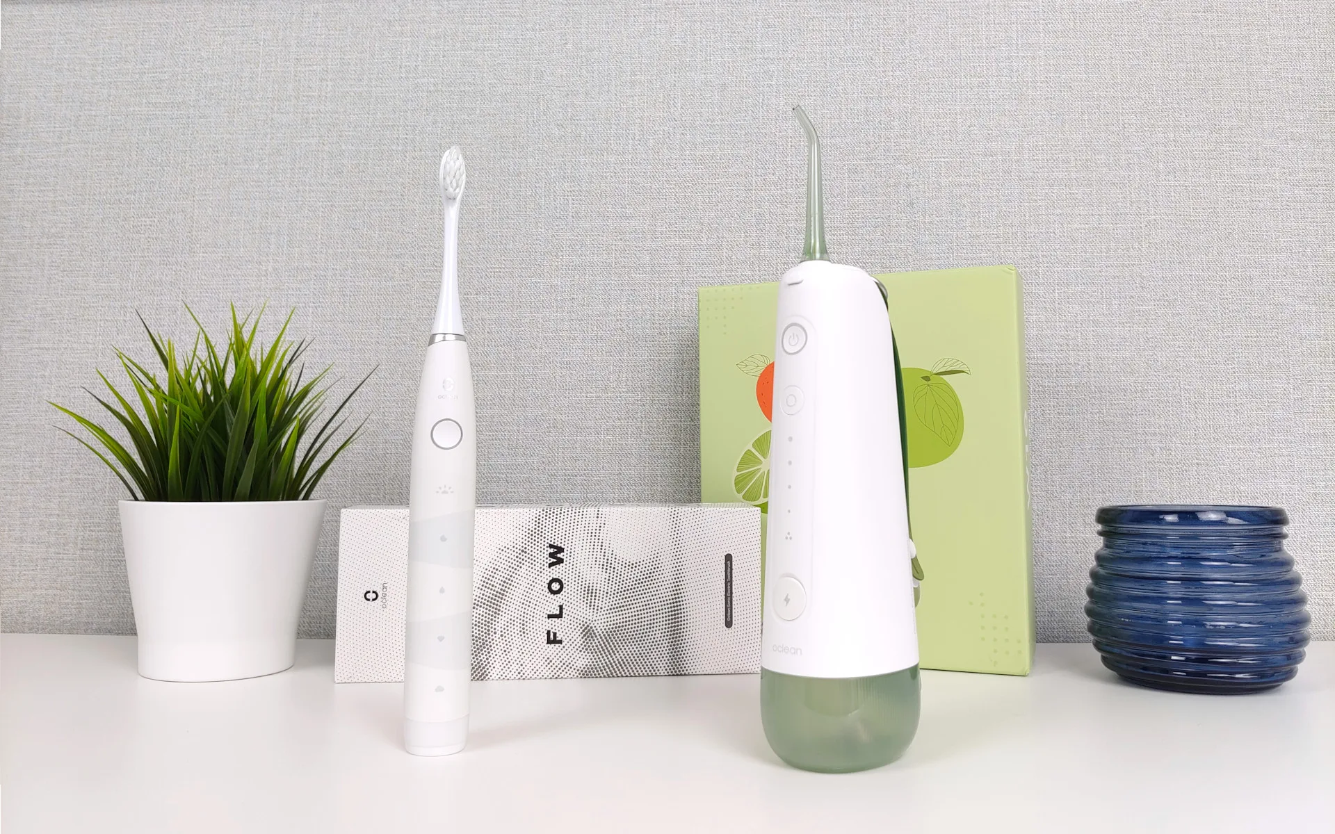 Szczoteczka soniczna Oclean Flow i nagłówek raportu z testu irygatora jamy ustnej Oclean W10