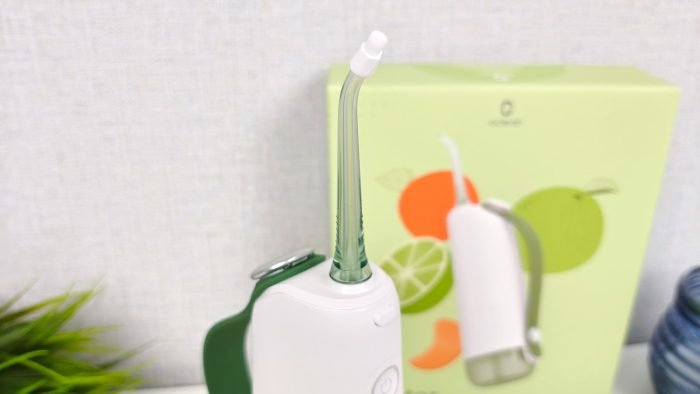 Oclean W10 oral irrigator with attached nozzle