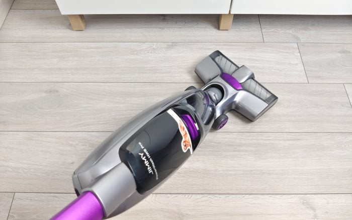 Wipe the JIMMY HW8 Pro vacuum cleaner.