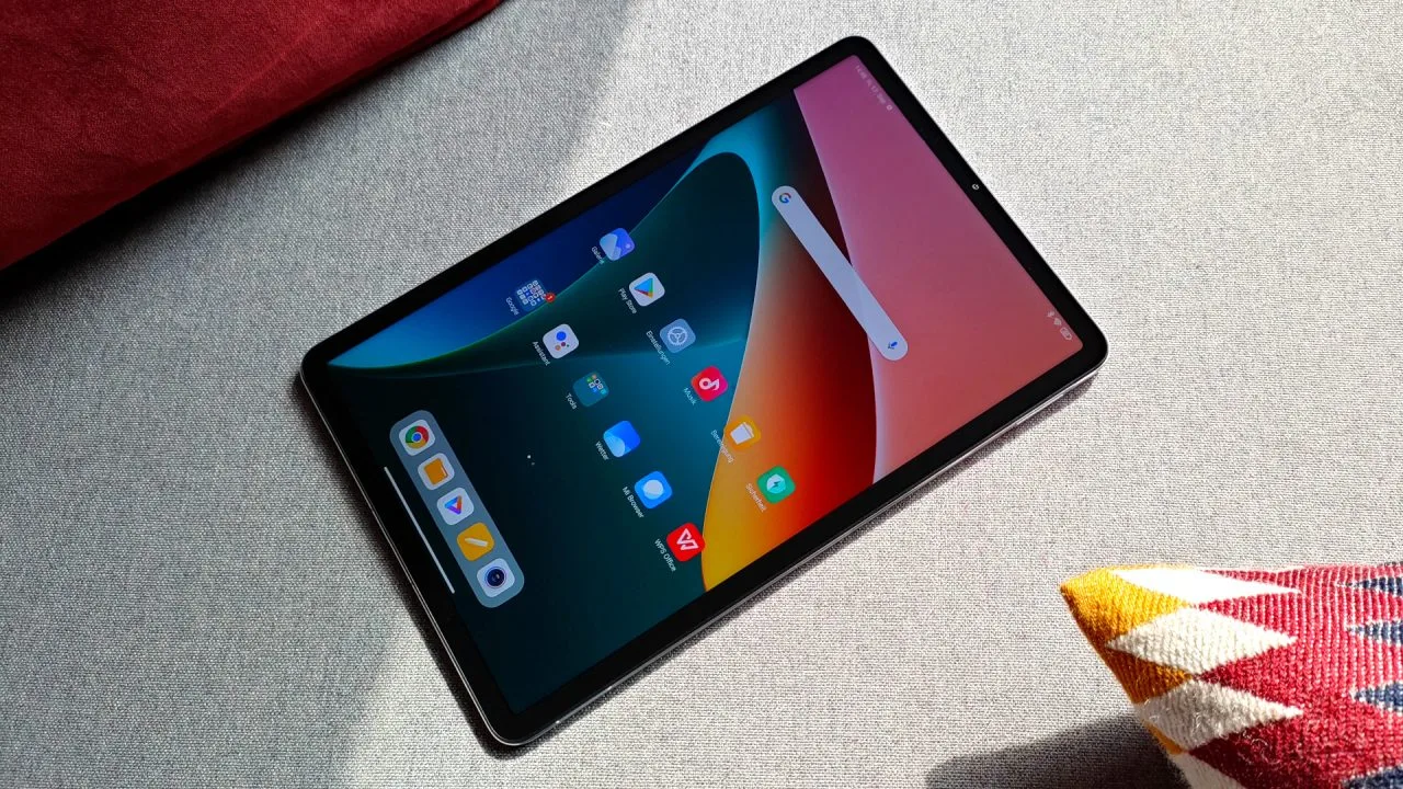 Tablet Xiaomi Pad 5 ležící na gauči.