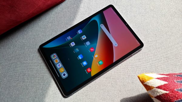 Xiaomi Pad 5 -surfplatta ligger på soffan.