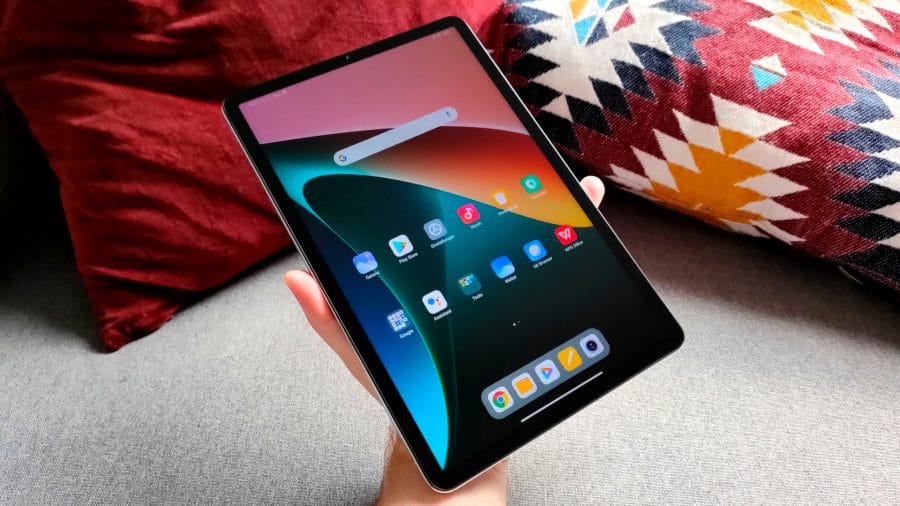 Das Xiaomi Pad 5 lässt sich mit einer Hand bedienen.